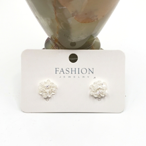 NEW White Flower Shaped Stud Earrings - Picture 1 of 3